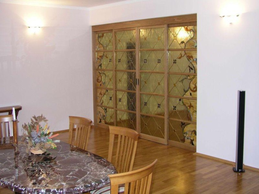 Перегородка для гостиной с цветным стеклом и декоративными вставками Иркутск