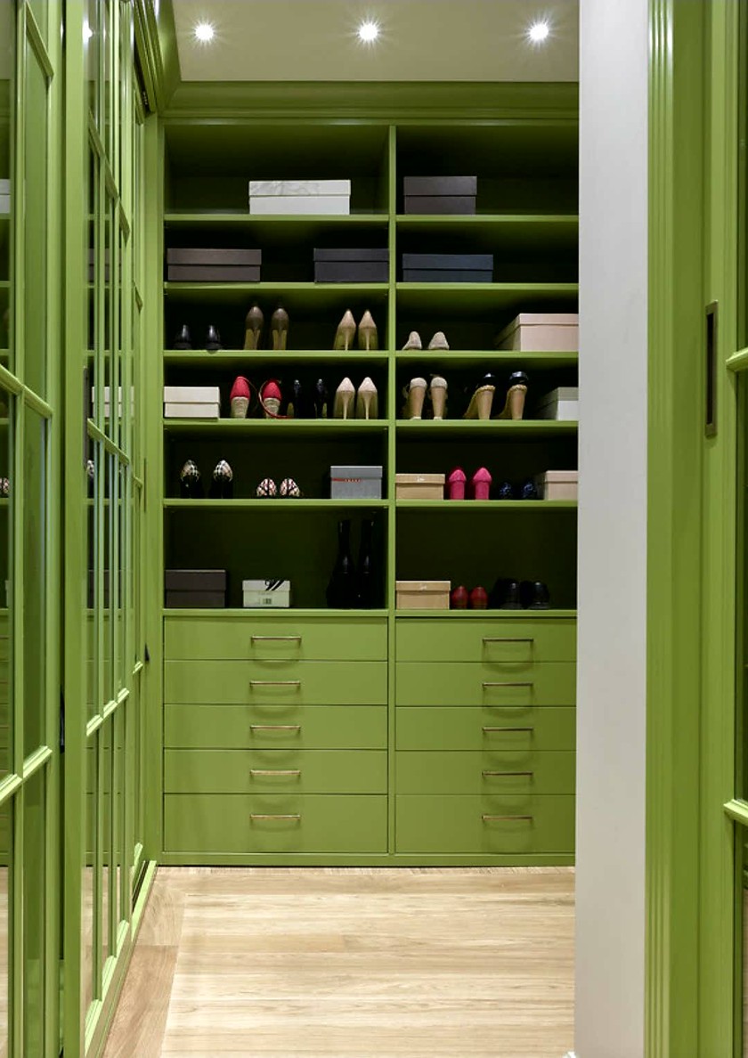 Г-образная гардеробная комната в зеленом цвете Иркутск