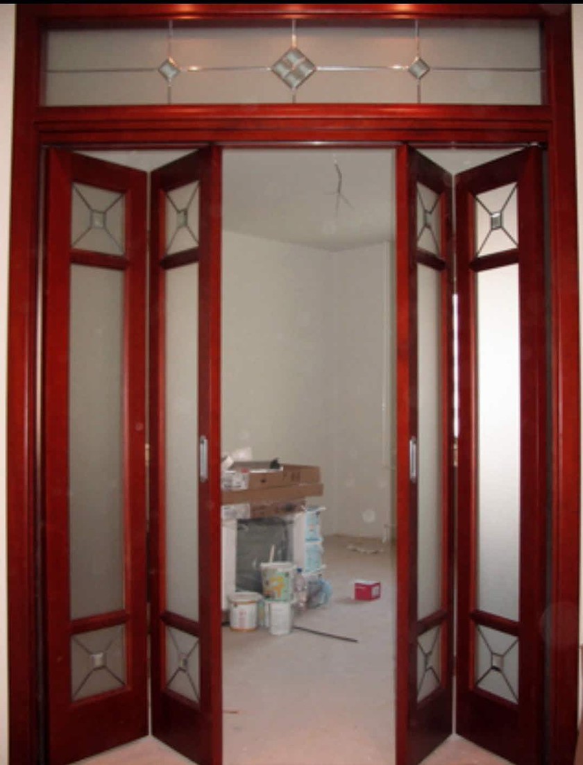 Дверь гармошка с декоративными стеклянными вставками Иркутск