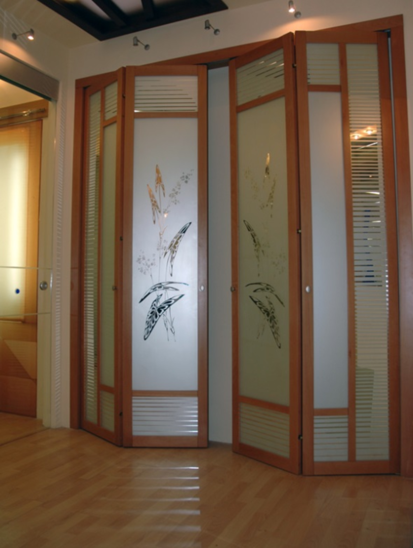 Широкие двери гармошка с матовым стеклом и рисунком Иркутск