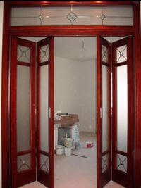 Дверь гармошка с декоративными стеклянными вставками Иркутск